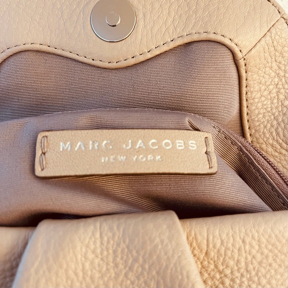 Marc Jacob’s Taupe Fold Over Zippered Pocket Adjustable Crossbody Strap - Picture 6 of 10